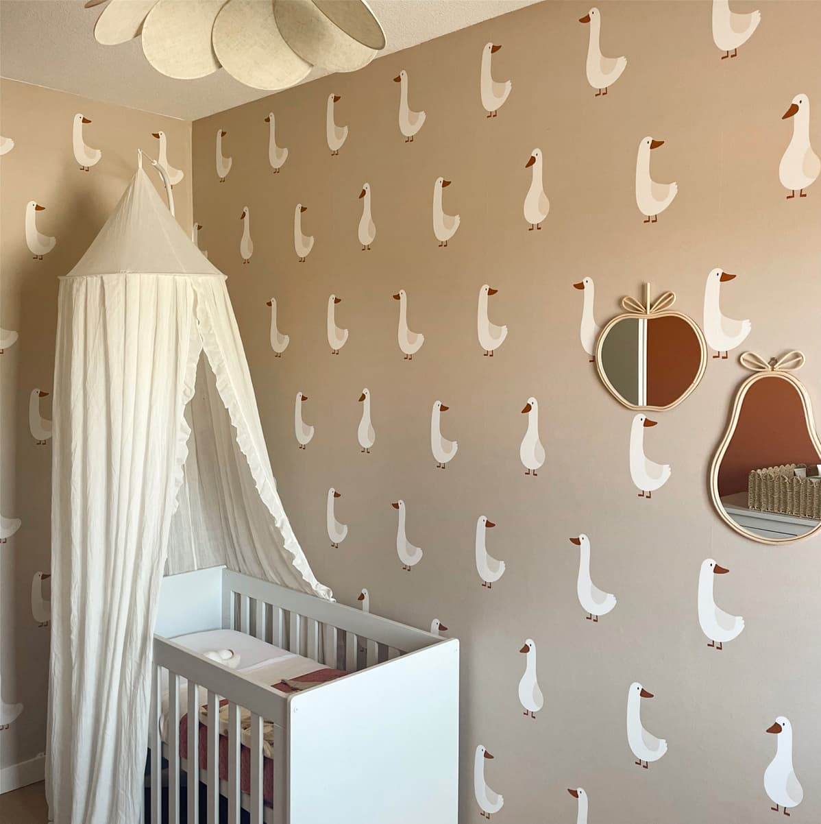 Beiges Kinderzimmer mit Gänse-Tapete