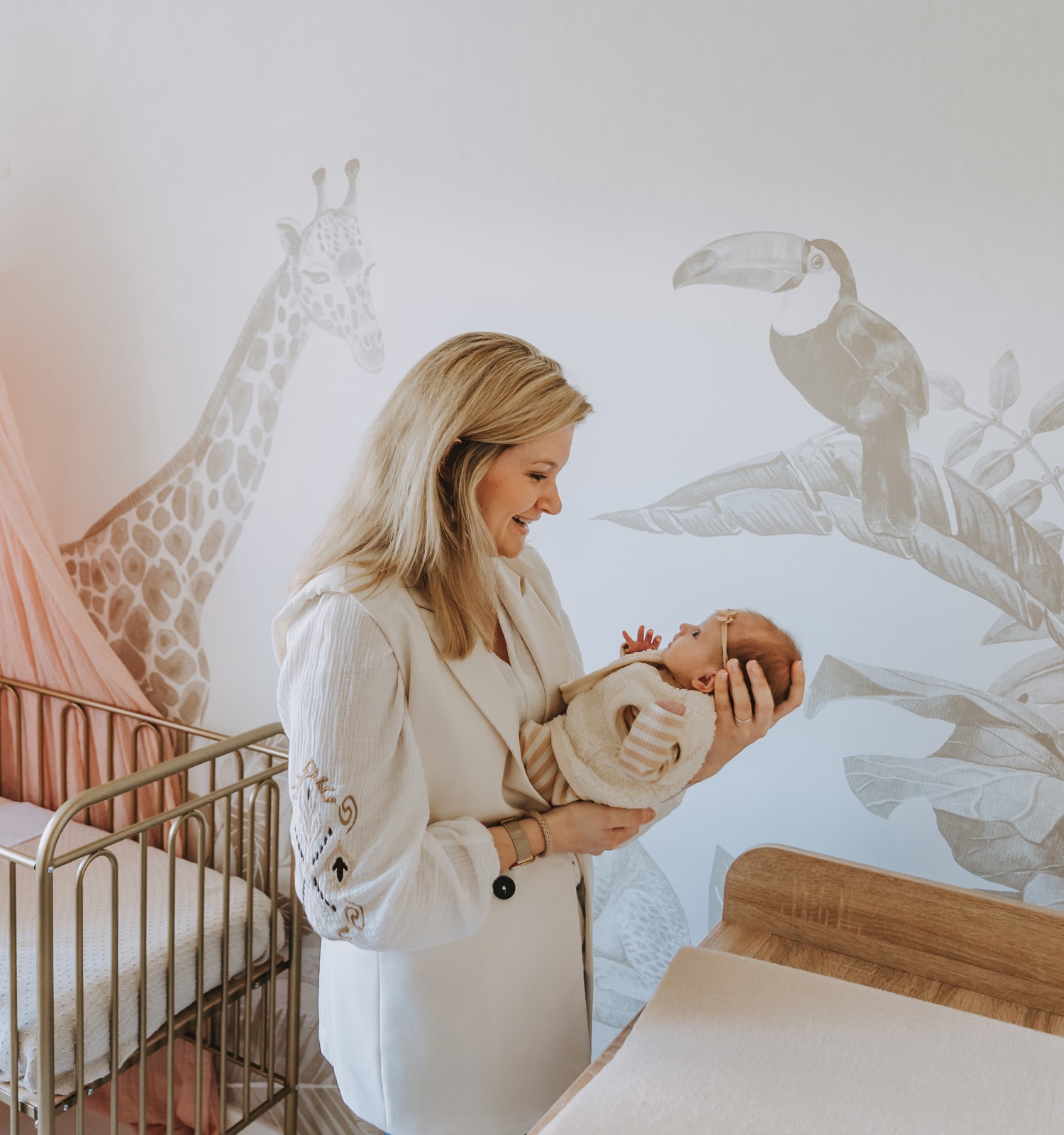 Kinderzimmer-Tapete Dschungel Beige Sepia Babyzimmer einrichten Interieur Kinderzimmer-Tapete Dschungel Beige Sepia Babyzimmer einrichten Interieur